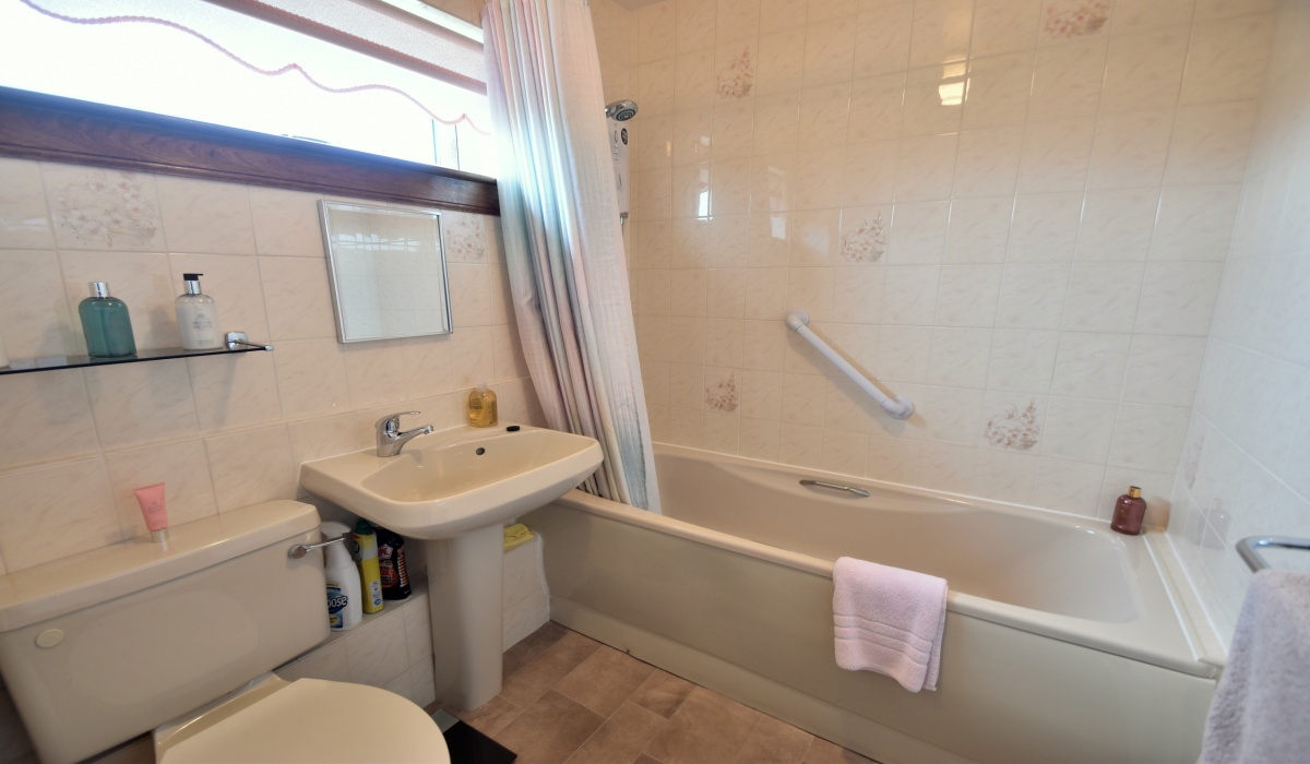 4 Beauly Drive, Livingston, 4 Bedrooms Bedrooms, ,2 BathroomsBathrooms,End Terraced Villa,For Sale,Beauly Drive,1580