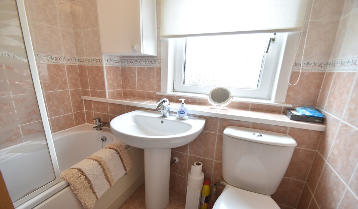 3 Hollybank Place, East Calder, 3 Bedrooms Bedrooms, ,1 BathroomBathrooms,End Terraced Villa,For Sale,Hollybank Place,1600