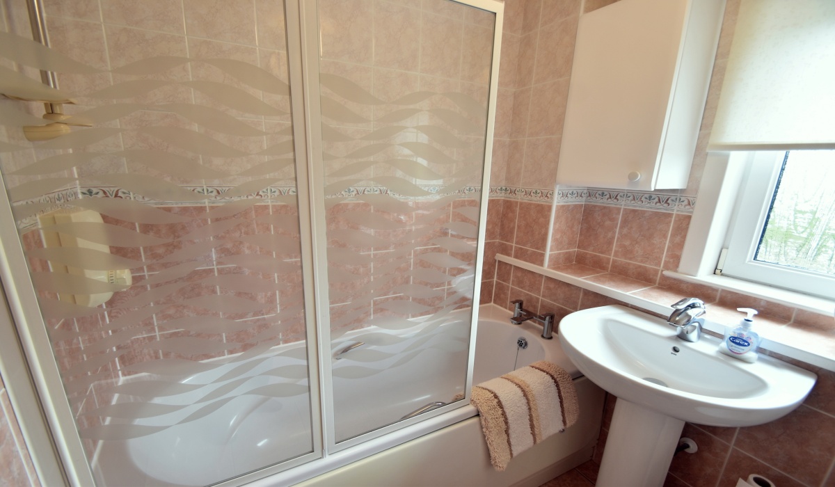 3 Hollybank Place, East Calder, 3 Bedrooms Bedrooms, ,1 BathroomBathrooms,End Terraced Villa,For Sale,Hollybank Place,1600